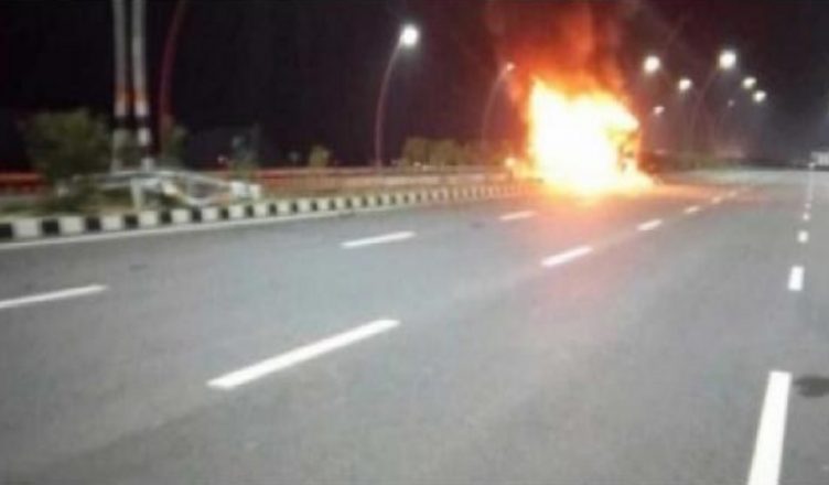 Uttar Pradesh: यमुना एक्प्रेसवे पर कंटेनर से टकराने पर कार में लगी आग, 5 जिंदा जले