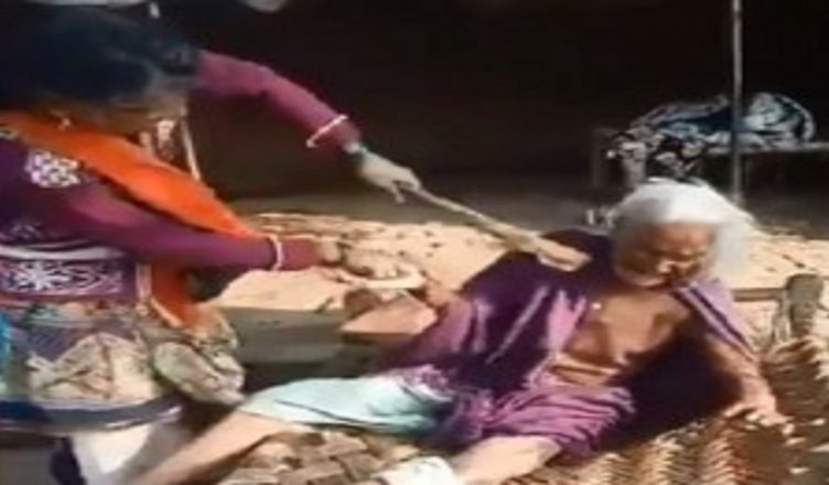 Uttar Pradesh: 90 वर्षीय वृद्ध सास को बहू ने पीटा, वीडियो सोशल मीडिया पर Viral