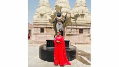 ईशा गुप्ता ने वाराणसी में काशी विश्वनाथ मंदिर का दौरा कर आशीर्वाद लिया
